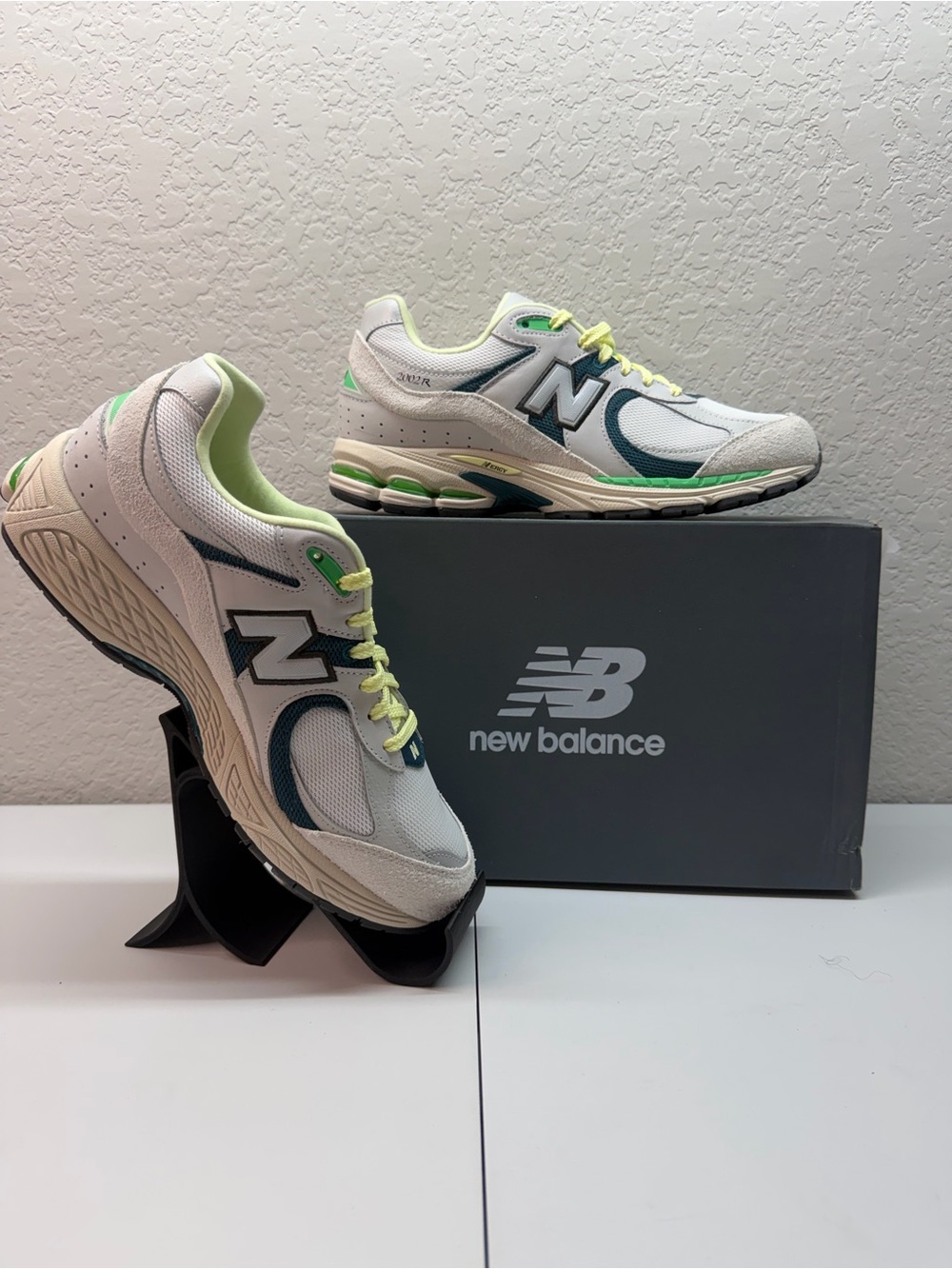 New Balance 2002R Mens size 9.5 U2002RTA